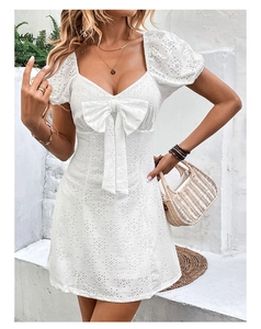 Détail de la robe blanche brodée avec grand nœud et manches bouffantes françaises