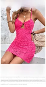 Détail de la robe ajourée rose fuchsia avec maille texturée et design évidé sur le devant