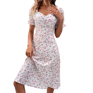 Robe d'été fleurie avec manches bouffantes à volants et décolleté en cœur sur blanc