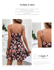 Détail d'une robe d'été à fleurs roses avec fines bretelles et dos élastiqué froncé