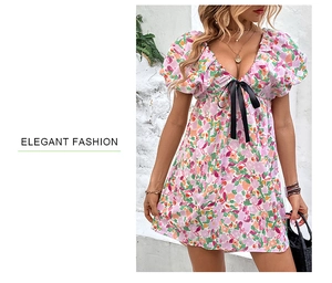 Détail de robe à fleurs avec col en V profond, manches bouffantes et nœud noir élégant