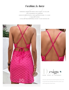 Détail de la robe rose vif en dentelle avec dos nu à bretelles croisées et lacets