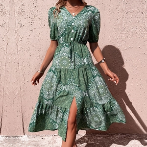 Abito estivo boho con stampa paisley, scollo a V, maniche a sbuffo e gonna a balze