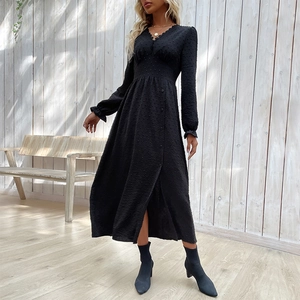 Robe longue noire col en V à manches longues avec texture plumetis et dentelle chic
