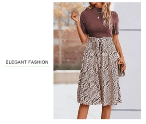Détail de robe élégante en maille imprimé léopard avec ceinture à nouer