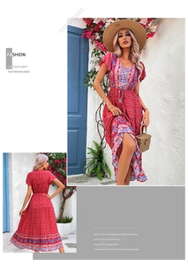 Dettaglio di un abito lungo rosso a fiori con scollo a V e motivi paisley boho