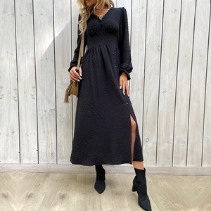 Robe mi-longue noire élégante à pois avec manches longues et décolleté en V chic