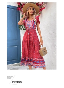 Dettaglio dell'abito maxi boho rosso a fiori con scollo a V e maniche a volant