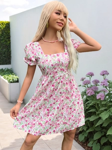 Détail d'une mini-robe d'été à manches bouffantes et motif floral rose sur terrasse de jardin