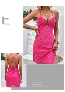 Détail de la robe courte rose avec broderie florale et dos nu à lacets croisés