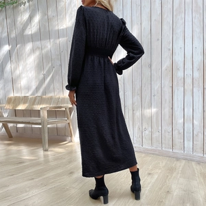 Robe longue noire à manches longues avec pois suisses, taille élastique et poignets à volants