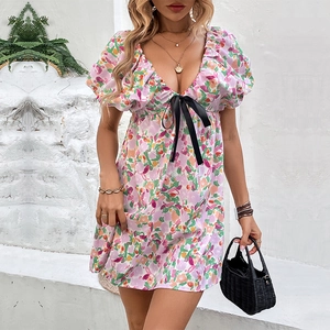 Robe fleurie à col en V avec manches bouffantes et nœud noir en imprimé violet doux