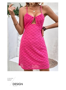 Détail de la mini robe dos nu rose vif avec broderie anglaise et découpe circulaire élégante
