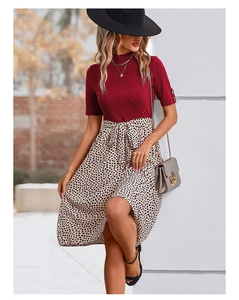 Détails de robe avec haut en tricot bordeaux et jupe à imprimé léopard et ceinture