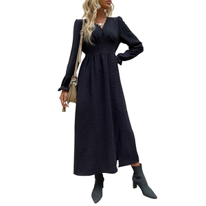 Robe midi noire à col en V avec manches longues, motifs à pois et taille haute