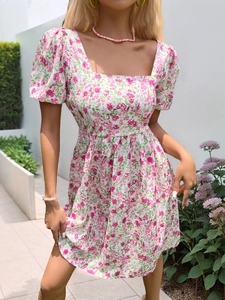 Détail de la robe à fleurs roses avec manches bouffantes et décolleté carré rétro