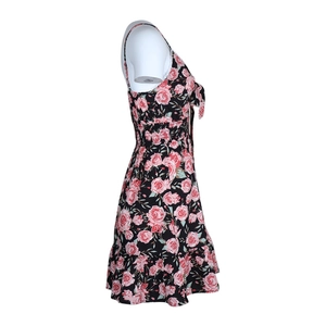 Vue latérale de la robe à fleurs sans manches avec taille froncée et roses roses