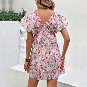 Robe d'été fleurie à col en V avec manches bouffantes et dos nu en mousseline rose