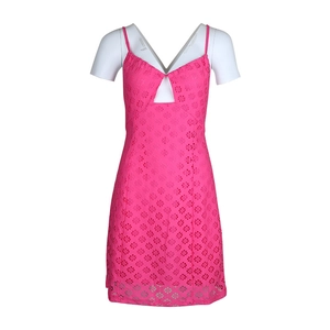 Mini robe rose vif en dentelle anglaise avec col en V et détails floraux ajourés