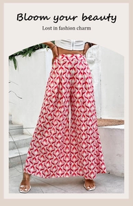 Détail du pantalon large à taille haute avec motifs de vagues géométriques rouge et rose