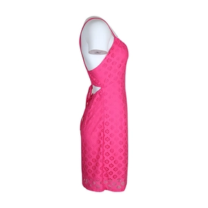 Détail de robe rose sans manches en dentelle avec dos nu et lacets sur le côté