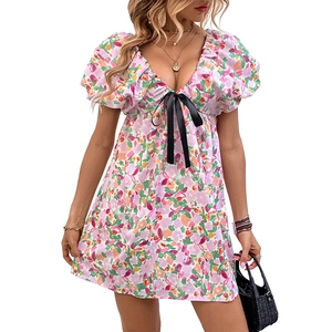 Robe courte fleurie à col en V avec manches bouffantes et nœud noir sur fond blanc