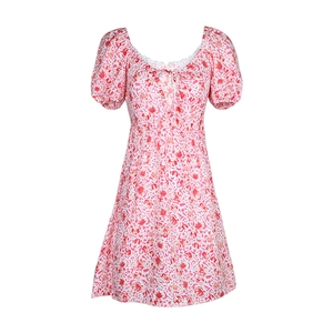 Dettaglio vestito floreale con scollo a cuore, bordo in pizzo bianco e maniche a sbuffo