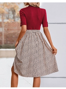 Détail de manches courtes avec boutons sur une robe élégante à imprimé léopard