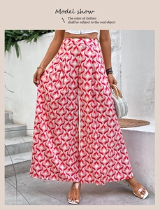 Photo de mannequin en plein air de pantalon évasé taille haute à motif de cœur rose et orange
