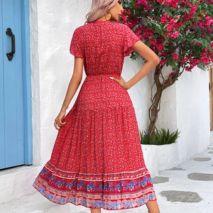 Elegante abito lungo rosso a fiori con scollo a V e gonna boho per le vacanze estive