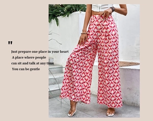 Détail du pantalon évasé à taille haute avec imprimés vagues géométriques roses et jaunes
