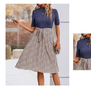 Détail d'une robe léopard élégante avec haut bleu marine à manches courtes et ceinture