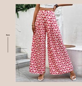 Détail du pantalon à taille haute et jambe large avec imprimé cœur géométrique