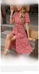 Détail d'une robe fleurie rouge à col en V avec boutons et fente élégante