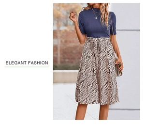 Détail de robe élégante style deux-pièces avec haut bleu marine et jupe imprimé léopard