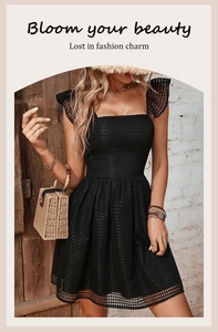 Détails de la robe courte noire dos nu à encolure carrée avec manches à volants et maille