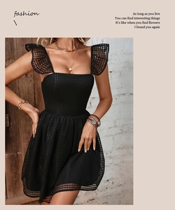 Détail de la mini robe à col carré avec bretelles en maille volantée et tissu texturé