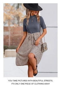 Détail d'une robe deux-pièces élégante avec haut en maille grise et jupe à imprimé léopard chic