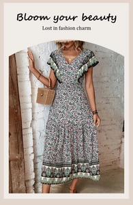 Détail d'une robe longue fleurie à col en V avec manches à volants et imprimés boho
