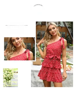 Dettaglio dell'abito rosso monospalla con stampa a cuori e balze a strati sul fondo