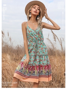 Vue détaillée d'une robe maxi bohème à volants avec motif paisley et cordon à la taille