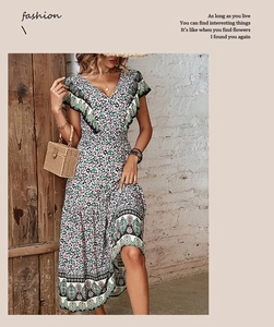 Détails de la robe bohème à imprimé fleuri avec col en V et manches courtes à volants