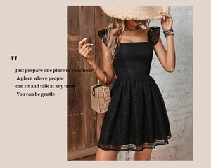 Détail de la robe d'été noire sans manches avec texture en maille et volants en dentelle