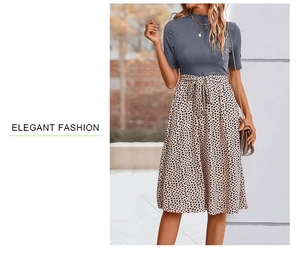 Détail de la robe à imprimé léopard avec taille nouée et manches courtes grises