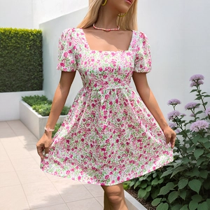 Mini robe d'été à fleurs avec manches bouffantes et décolleté carré en imprimé rose