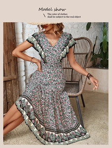 Détail de la robe bohème à col en V avec manches à volants et motifs ethniques sur l'ourlet