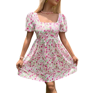 Robe courte fleurie rose ligne A avec col carré, manches bouffantes et taille haute
