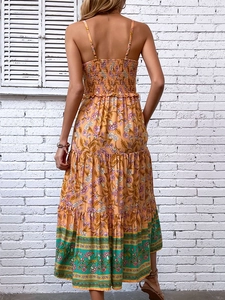 Robe longue fleurie bohème avec fines bretelles et dos smocké en jaune