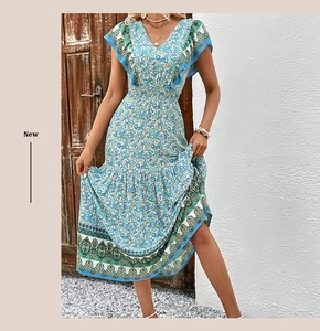 Détail du col en V et imprimé fleuri boho sur robe d'été bleu ciel avec manches à volants
