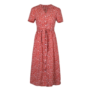 Détail de robe rouge à fleurs avec col en V, manches courtes et boutons blancs à l'avant